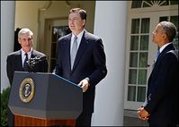 Comey (am Pult) bei seiner Vorstellung mit Vorgänger Robert Mueller (links) und Präsident Obama (2013), Archivbild