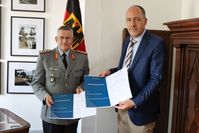 Generalleutnant André Bodemann (li), der Stellvertreter des Befehlshabers des Operativen Führungskommandos der Bundeswehr und Kommandeur Territoriale Aufgaben, und BALM-Präsident Christian Hoffmann (re)  (2025) Bild: Operatives Führungskommando der Bundeswehr Fotograf: Christian Werner