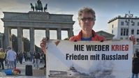 Friedensaktivist Heinrich Bücker vor dem Brandenburger Tor in Berlin, Sommer 2022. Bild: Heinrich Bücker