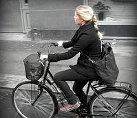 Radfahrerin: Je aufrechter, desto besser für das Becken. Bild: Flickr/Foot