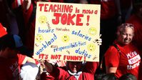 Lehrer in New South Wales nehmen an einem 24-stündigen Streik teil, um gegen den Gehalts- und Personalmangel zu protestieren, 4. Mai 2022.