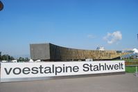 Voestalpine Stahlwelt, Schriftzug beim Eingangsbereich