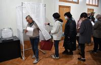 Menschen stimmen beim Referendum zum Beitritt zu Russland ab Bild: Sputnik