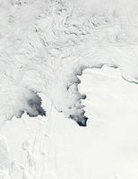 Abb. 1: Kalte südliche Winde treiben das Meereis von der Antarktischen Küste weg.
Quelle: Jacques Descloitres, MODIS Land Rapid Response Team, NASA/GSFC (idw)
