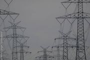 Stromleitungen des Kernkraftwerks Brunsbuettel. Betreiber ist der Energiekonzern Vattenfall. Brunsbuettel ist eines der aeltesten und anfaelligsten Atomkraftwerke in Deutschland. © Martin Langer / Greenpeace 