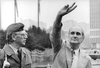 Heinrich Fink (rechts) bei der Mahnwache vor dem Berliner Dom, 6. August 1990, Archivbild