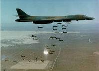 Ein US-amerikanischer B-1-Bomber wirft 30 Cluster-Bomben ab