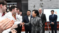 Peng Liyuan, the wife of Chinese President Xi Jinping, shakes hands with a student representative from the Chinese Choir of Burg Gymnasium, Beijing, China, March 28, 2024.  Bild:Xinhua