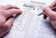 Stimmzettel: User bei Meinungen vorsichtig. Bild:Timo Klostermeier, pixelio.de