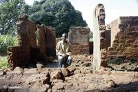 Nach einem Überfall von Fulani Viehhirten sitzt Pastor Jeremiah in seinem völlig zerstörten Haus.  Bild: Open Doors Deutschland e.V. Fotograf: Open Doors
