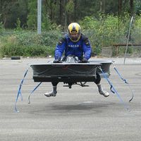 Prototyp: Chris Malloy erprobt seine Erfindung. Bild: hover-bike.com