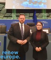 Engin Eroglu mit Jewher Ilham, Tochter von Ilham Tohti.  Bild: "obs/Engin Eroglu MdEP (Renew Europe Fraktion)"