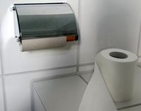 Toilettenpapier und Toilettenpapierhalter