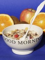 Müsli und Obst am Morgen schützen Darm. Bild: Harry Hautumm, pixelio.de