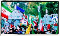 Iraner tragen die Nationalflagge ihres Landes während einer Kundgebung vor der ehemaligen US-Botschaft in der Hauptstadt Teheran am 4. November 2022