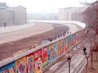 Graffiti auf West-Berliner Seite, auf Ost-Berliner Seite die planierten Anlagen des Luisenstädtischen Kanals, 1986