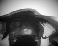 Airbagzündung mit anschließender Luftsackentfaltung und Klappenöffnung. Röntgen-Kinematografie-Bilder zu zwei ausgewählten Zeitpunkten. © Fraunhofer EMI