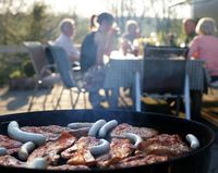 Gemeinsam Essen: Handys hemmen Genuss.