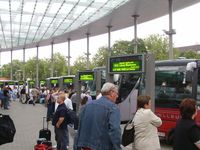 Fernbus: Bussteig auf dem Zentralen Omnibus-Bahnhof in Hamburg