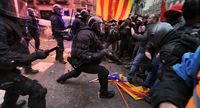 Eskalation in Barcelona: Polizei schießt in die Luft bei Demonstration