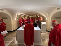 Eucharistiefeier am Grab des Apostels Petrus im Petersdom zur Eröffnung des Ad-limina-Besuchs der deutschen Bischöfeam 14. November 2022 im Vatikan Bild: Deutsche Bischofskonferenz Fotograf: Matthias Kopp