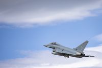 Ein Kampfflugzeug Eurofighter vom Taktischen Luftwaffengeschwader 74 startet im Rahmen der AMRAAM-Kampagne 2018 in Lossiemouth/Schottland, am 21.06.2018.