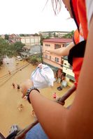 Hilfe in den Philippinen gestartet: vom Hubschrauber aus warfen World Vision-Mitarbeiter Hilfspakete in Manilas überfluteten Vierteln ab. Bild: World Vision