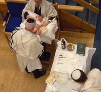 Durchführung einer Brit Mila. Die Beschneidung ist im Judentum weit verbreitet.