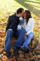Hunde sind der ideale Wegbereiter für einen Flirt - oder auch für mehr. Bild: "obs/AGILA Haustierversicherung AG/NorthEnder - Fotolia.com"