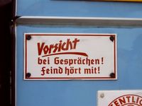 Altes Schild, das heutzutage wieder an Aktualität gewinnt... Bild: Andreas Preuß / pixelio