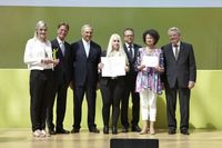 Gruppenbild 1. Platz: Gemeinschaftsschule/Gesamtschule Nohfelden-Türkismühle (Saarland). Gewinner und Partner bei der Bundespreisverleihung „Starke Schule“ in Berlin, v.l.n.r. Lena Maria Mörsdorf (Schülerin), Dr. Gerhard Braun (Bundesvereinigung der Deutschen Arbeitgeberverbände), Dr. Clemens Börsig (Deutsche Bank Stiftung), Katharina Welker (Schülerin), Dr. h.c. Frank-J. Weise (Gemeinnützige Hertie-Stiftung), Monika Greschuchna (Schulleiterin), Joachim Gauck (Bundespräsident)