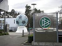 Eingangsbereich des DFB, Otto-Fleck-Schneise 6, 60528 Frankfurt a.M.-Niederrad, unweit der Commerzbank-Arena gelegen. Bild: de.wikipedia.org
