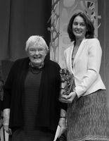 Bundesministerin Katarina Barley (re.) mit Gudrun Pausewang bei der Preisverleihung zum Deutschen Jugendliteraturpreis 2017