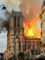 Notre-Dame: Ansicht des brennenden Dachstuhls von Süden