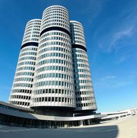 „Vierzylinder“ – Eingangsbereich der BMW-Zentrale