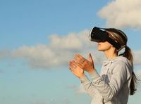 VR-Brille im Einsatz: realistischerer 3D-Raumklang.