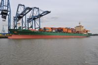Containerschiff im Hafen von Tilbury