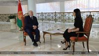 Alexander Lukaschenko (links) mit Interviewerin Diana Pantschenko am 17.08.2023 im Präsidentenpalast in Minsk. Bild: Präsidialverwaltung der Republik Belarus