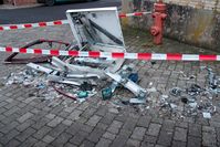 Die Aufnahme zeigt den völlig zerstörten Zigarettenautomaten in Fauerbach. Bild: Polizei