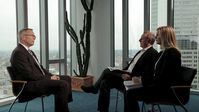 Torsten Hinrichs, Deutschlandchef bei Standard and Poor's, (links) im Interview mit Beate Höbermann und Christian Dezer. Bild: ZDF und Torsten Groß