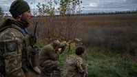 Ukrainische Soldaten am Straßenrand im Gebiet Charkow in der Ukraine am 14. Oktober 2022 Bild: Gettyimages.ru / Wolfgang Schwan / Anadolu Agency