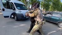 Der russische Inlandsgeheimdienst FSB nimmt in Tjumen einen Mann fest, der einen Offizier zur Fahnenflucht verleiten wollte, 4. Juli 2023. Bild: FSB / Sputnik