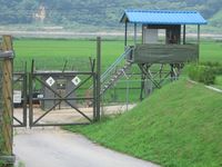 Südkorea: Eine bewachte Abzäunung einige Kilometer vor der demilitarisierten Zone