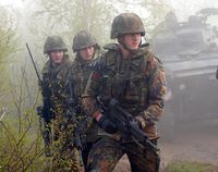 Deutsche Soldaten tragen die Schutzweste Standard bei einem Manöver (Symbolbild)