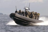 Die Kampfschwimmer sind mit dem RHIB in Küstennähe unterwegs und warten auf ihren Auftrag. Bild: Deutsche Marine