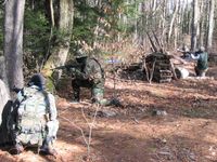 Spieler auf dem vom Publikumsverkehr abgetrennten Rockingham Paintball Field