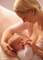 Muttermilch ist perfekt darauf abgestimmt, was ein Baby braucht - kein Fertigprodukt kann das ersetzen. Bild: Techniker Krankenkasse