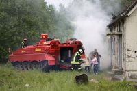 Menschenleben in Gefahr - durch Buschbrände werden häufig Personen vom Feuer eingeschlossen. Der Airmatic RED Löschpanzer kann durch das Schnellentleeren der Wassertanks anschließend bis zu 22 Personen aufnehmen und aus der Gefahrenzone evakuieren. Bild: obs/Airmatic Gesellschaft für Umwelt und Technik mbH