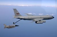 Eine KC-135E betankt eine F-16 Fighting Falcon