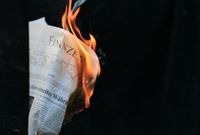 Brennendes Papier: sehen Anleger ihr Geld wieder? Bild: pixelio.de/R. Sturm